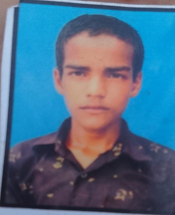 StarAmit01's tweet photo. 2-3 दिन से लापता मासूम
सीतापुर के सिहानीपारा गांव का निवासी
नाम: जय किशन उर्फ जेके
पिता का नाम:रामदास
उम्र लगभग 15-16 वर्ष
@Uppolice से मेरा विनम्र निवेदन मासूम बच्चे को खोजने में मदद करे बच्चे के माता पिता व परिवारजनों का रो रोकर बुरा हाल @sitapurpolice @Igrangelucknow @uppstf https://t.co/8x7iPjjYI8