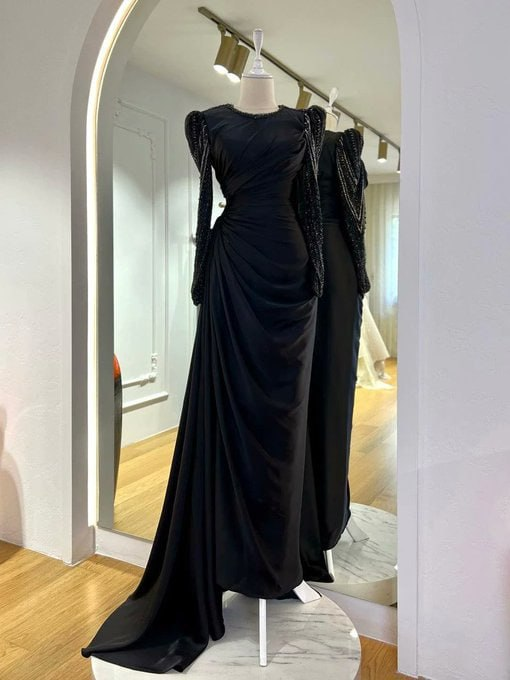 designerqueen_2's tweet image. Elegant black gown on display, timeless beauty  #Fashion #ElegantStyle #BlackGown