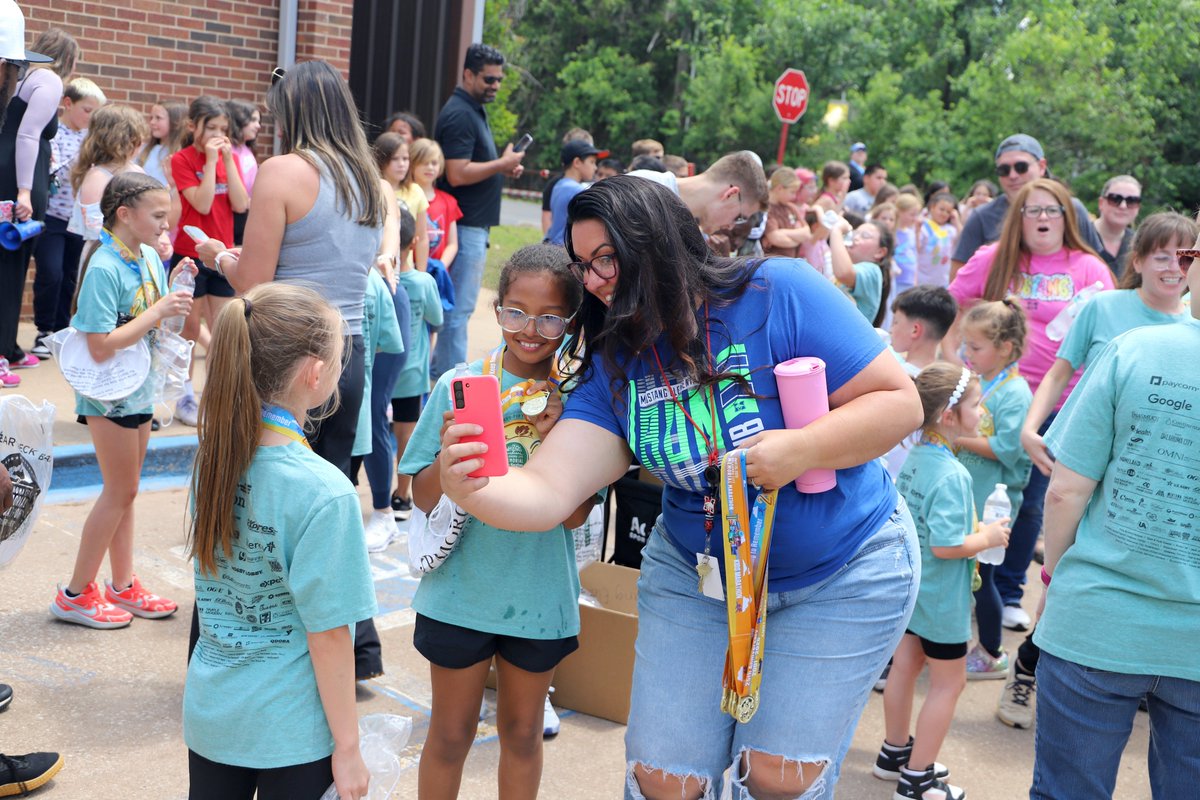 🏃‍♀️ #FlashbackFriday from Mustang Elementary!
When the OKC Kids Marathon was rained out, these runners made their own race happen—on campus!
Medals earned ✅
Bronco tunnel finish ✅
Community support ✅

Way to go, ME Running Club! 🐴👟
#BroncoPride