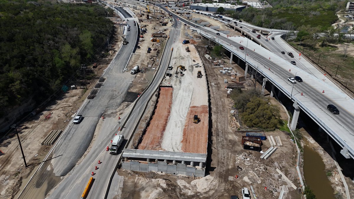 OakHillParkway's tweet image. Crews are building a new ramp that will connect to the future eastbound US 290 mainlanes heading toward downtown Austin. 🚧

This ramp will help drivers transition from the lowered mainlanes to the new bridge over William Cannon Drive. #BridgetheGap