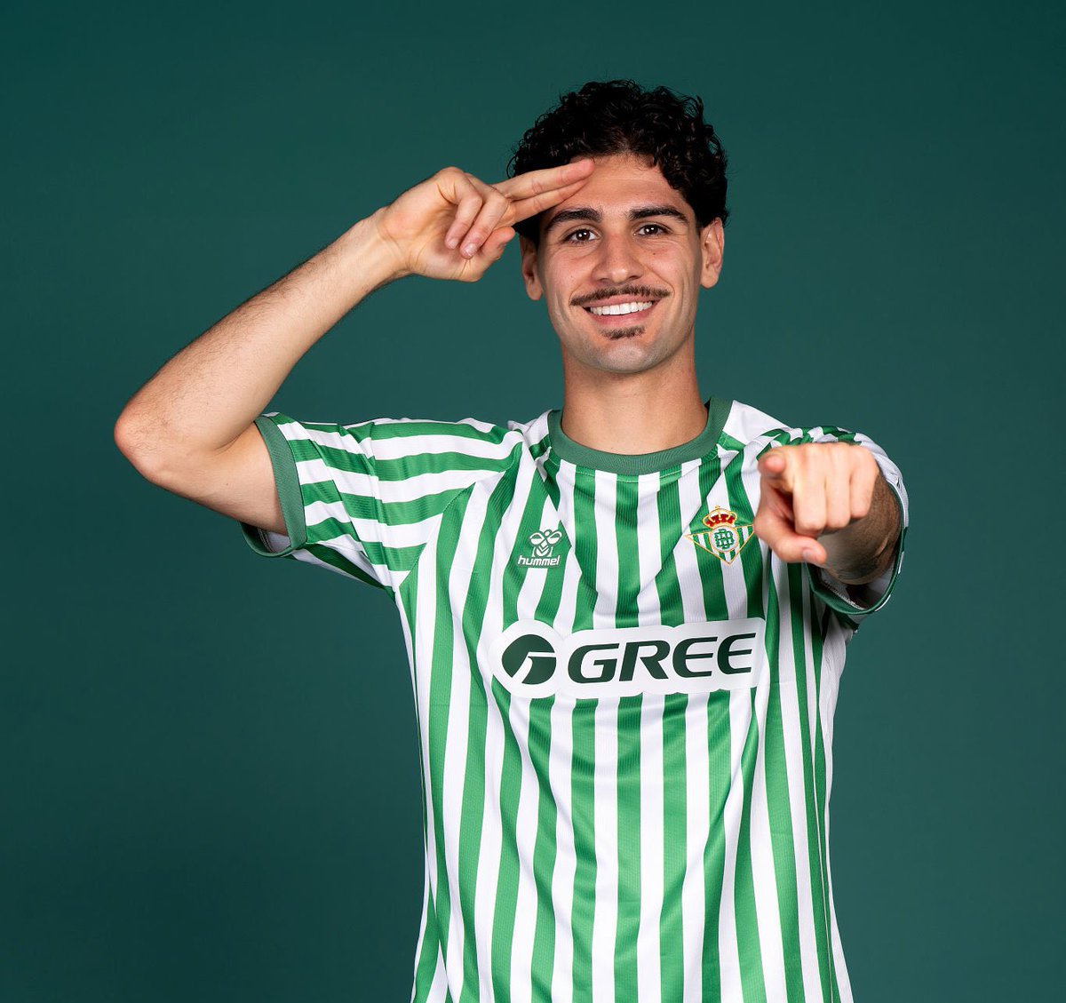 De momento, el #RealBetis se mantiene firme por Johnny Cardoso. No tiene necesidad imperiosa de dejarlo marchar a cualquier precio.

La voluntad es sacar poco más 30M€, al margen del 20% de Internacional (37.5-38M€). Se estudian fórmulas y hay conversaciones. Los clubes están