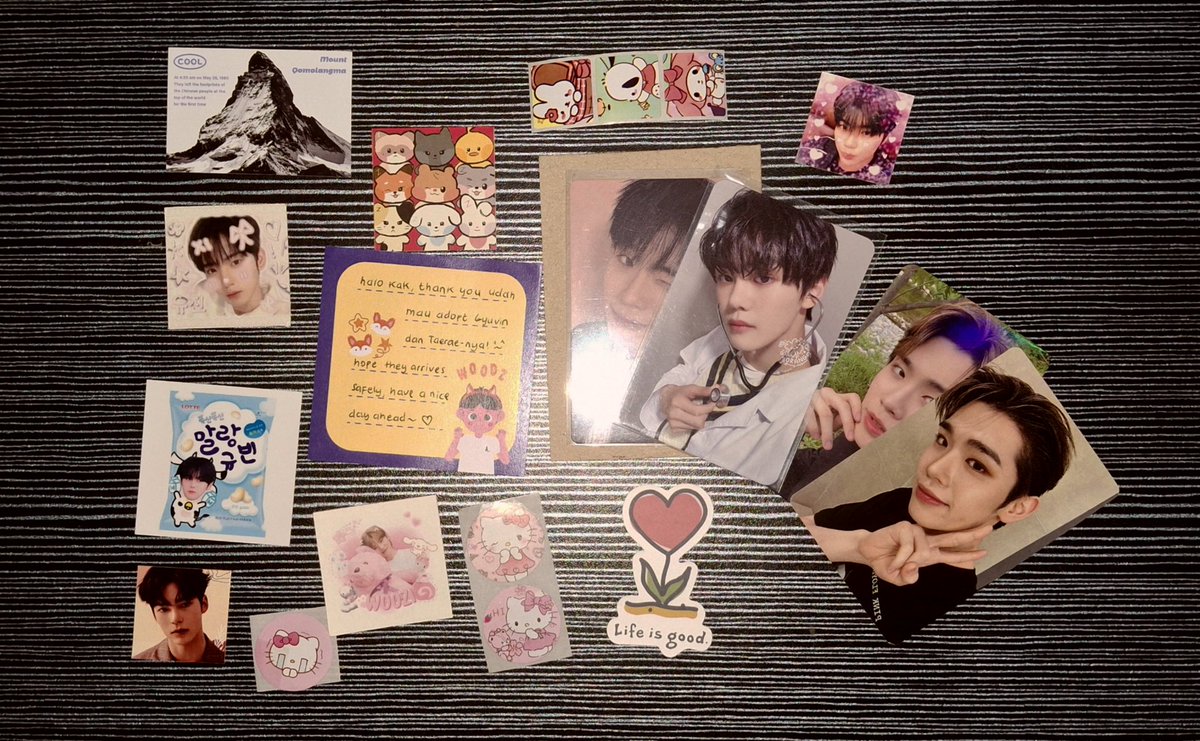 📬✨️ New Mail ✨️ <a href="/kimgy__uvin/">َ</a> 

Wasn't expecting the packaging to be super cute!! I feel too sad to open it.
The freebies are all adorable, plus the handwritten notes on Woodz notepad 🌻

#rangmerchlog