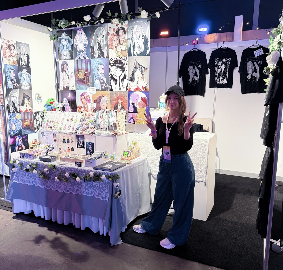 GoldieKorunka's tweet photo. Me and my TwitchCon 2025 booth!
I’m still processing everything, seriously, thank you so much to everyone..💜🥺
I’d be happy if you’d tag me if you bought something fro my booth I really enjoy seeing it!
#twichcon #artistalley #rotterdam https://t.co/2vZE5gFCSF