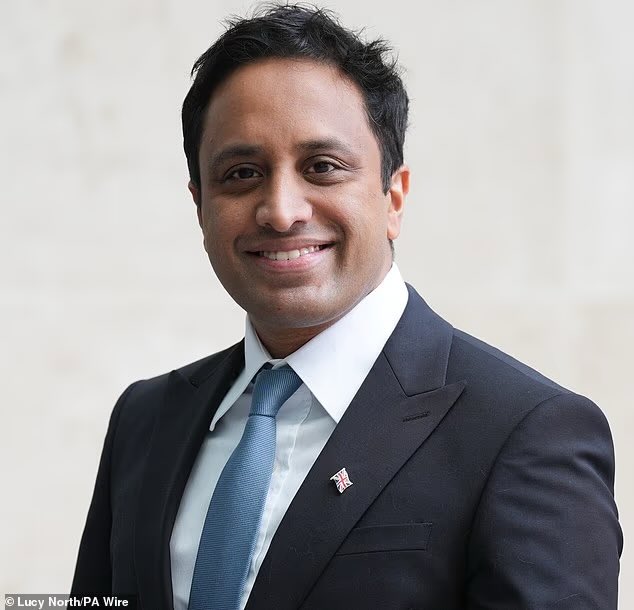 Lee Patriot Hood (@mofoman360) on Twitter photo Zia Yusuf has resigned as chair of Reform UK 🇬🇧 over the burqa scandal after saying Sarah Pochin’s question was dumb
WHATS YOUR REACTION <a href="/SarahForRuncorn/">Sarah Pochin MP</a> Zia Yusuf has resigned as chair of Reform UK 🇬🇧 over the burqa scandal after saying Sarah Pochin’s question was dumb
WHATS YOUR REACTION <a href="/SarahForRuncorn/">Sarah Pochin MP</a>
