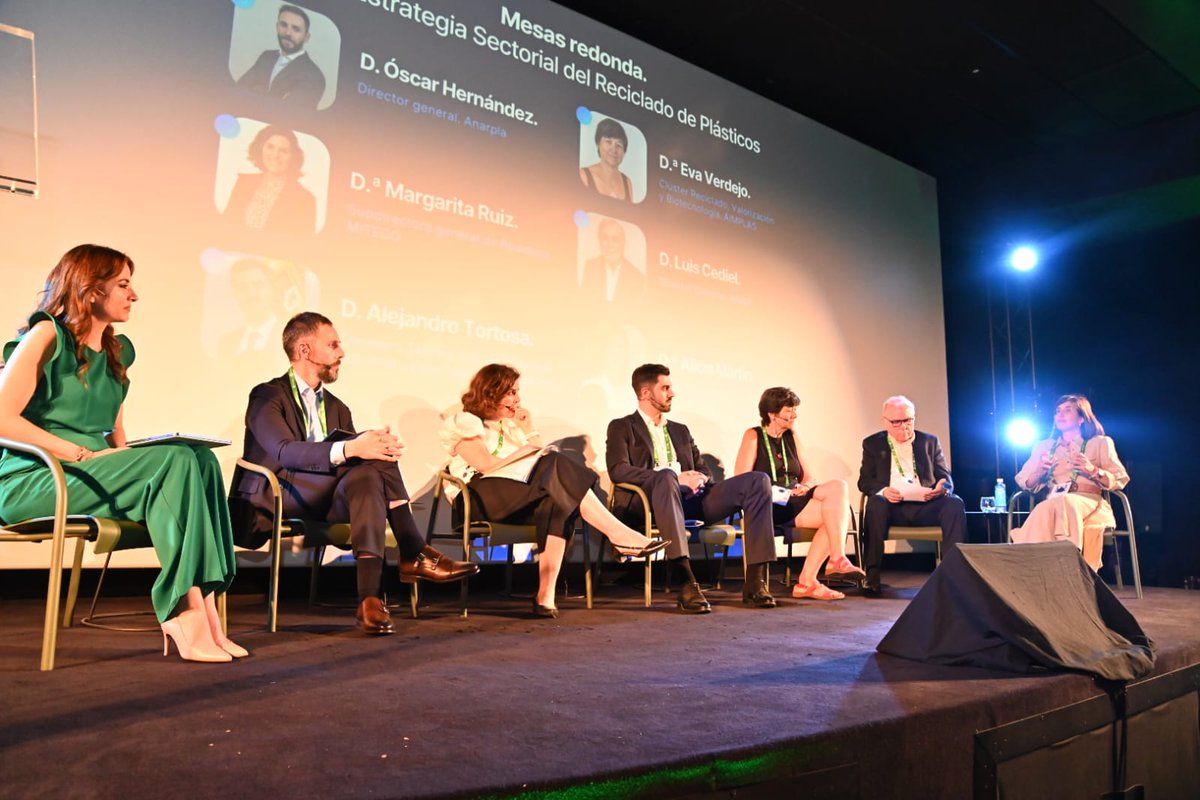 ♻️ La última mesa del #CongresoAnarpla se centra en la Estrategia Sectorial del Reciclado de Plásticos.

 📌 Se habla de competitividad, soberanía industrial, innovación y calidad del material reciclado como claves para asegurar el futuro del sector en la economía circular.