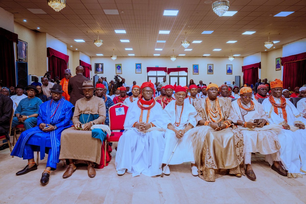 RtHonSheriff's tweet image. Today, I held a meeting with Service Commanders, House of Assembly members, Council Chairmen, traditional rulers, and members of the State Executive Council in Unity Hall, Government House, Asaba, to proffer solutions to the menace of kidnapping, ritual killings, drug abuse, and…