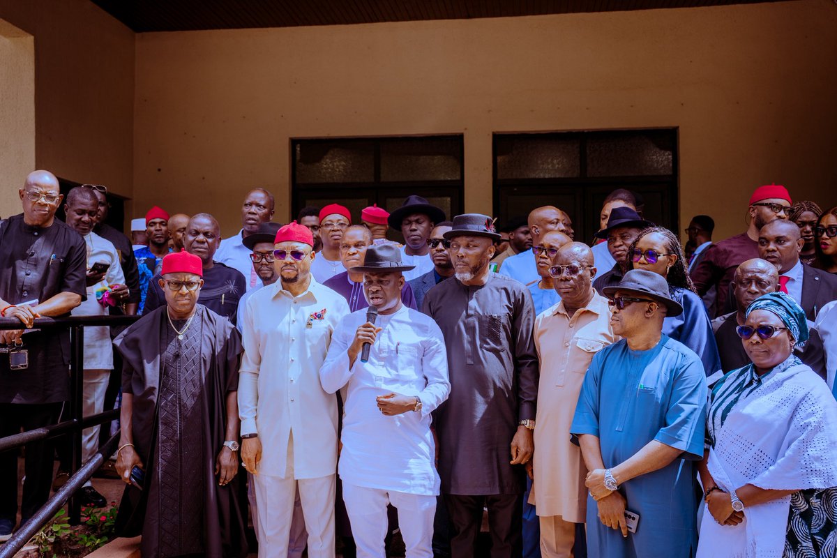 RtHonSheriff's tweet image. Today, I held a meeting with Service Commanders, House of Assembly members, Council Chairmen, traditional rulers, and members of the State Executive Council in Unity Hall, Government House, Asaba, to proffer solutions to the menace of kidnapping, ritual killings, drug abuse, and…