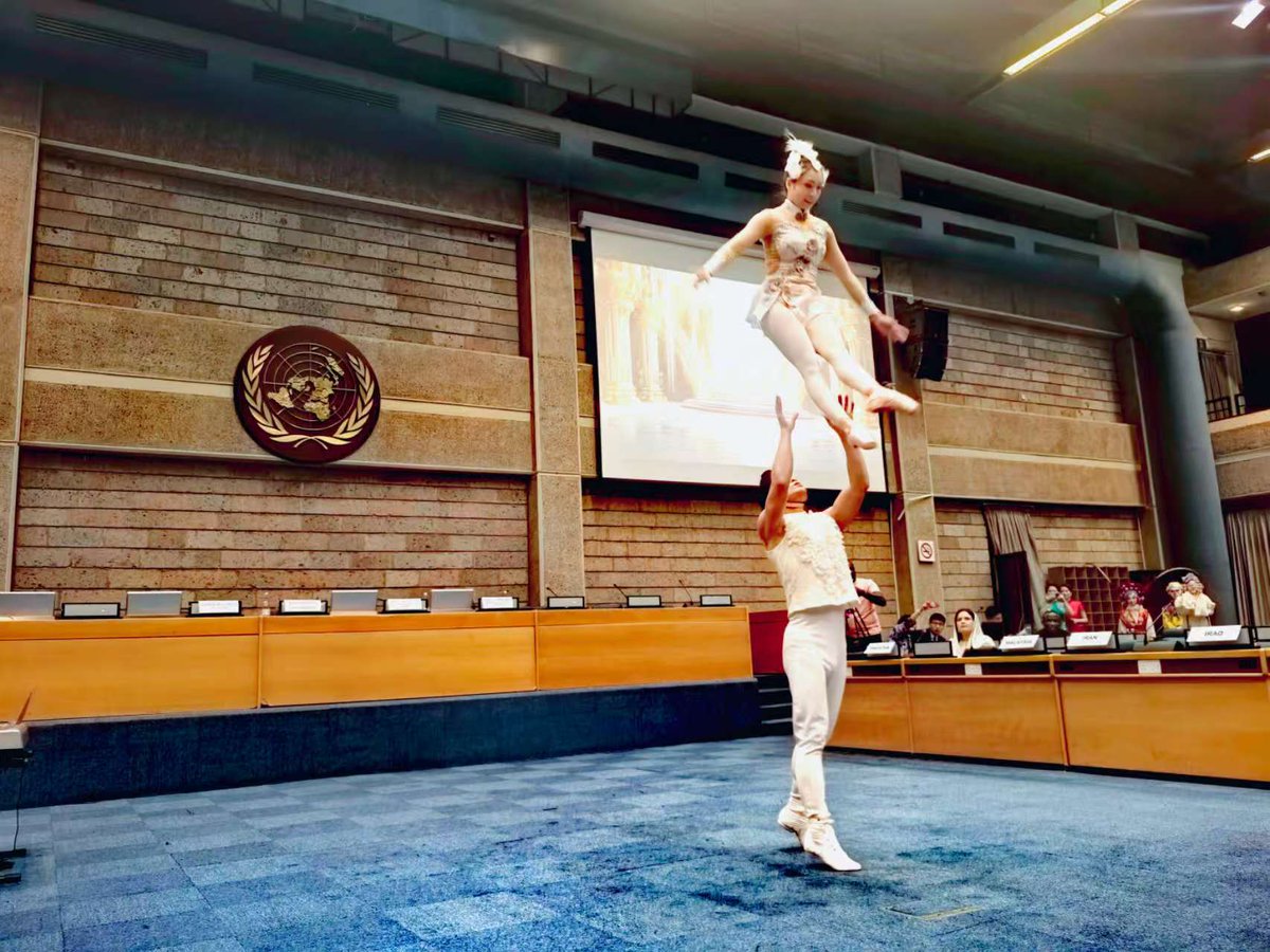 There is a Chinese old saying goes “a single flower does not make spring, while one hundred flowers in full blossom bring spring to the garden”. 
Today, we enjoyed acrobatics combined with ballet, and also Bomas dance show, which inspired us to carry out civilized dialogue to