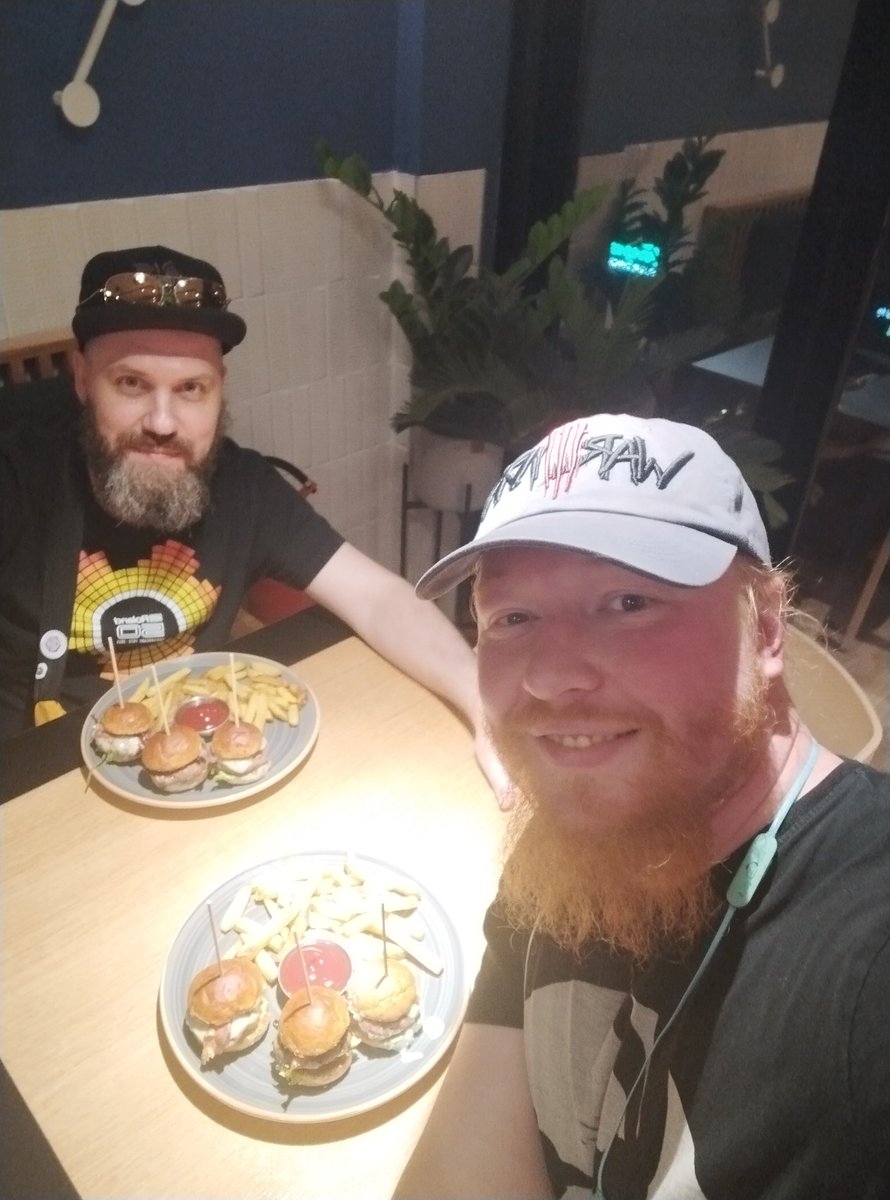 Сидим токсичим)))