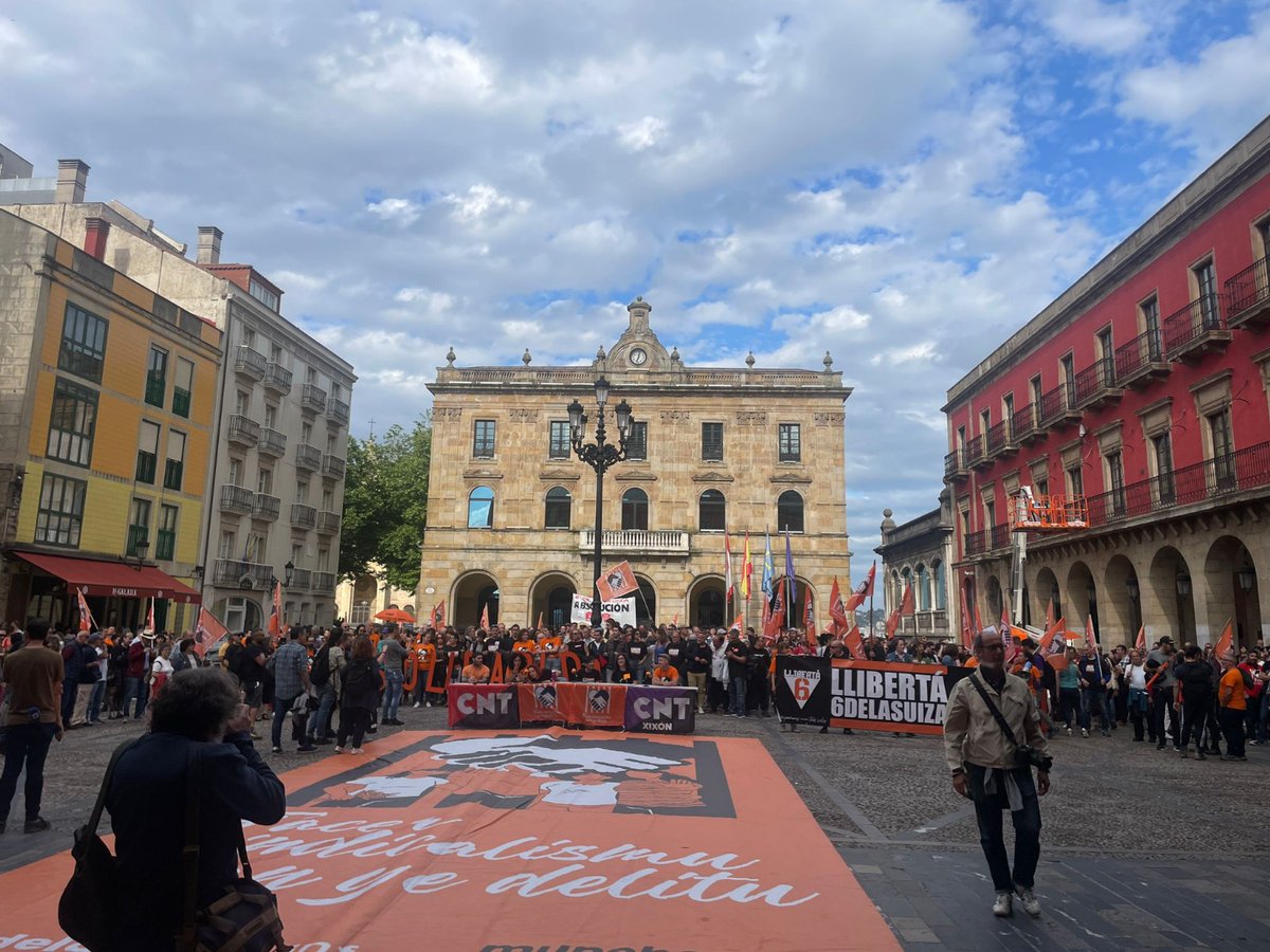 📢 Esta tarde gran concentración en Xixón por la libertad de Las 6 de La Suiza. Se habló alto y claro.
👉 Es hora de una solución política al conflicto: tercer grado e indulto urgentes.
👨‍💼 Los que pueden hacerlo tienen que hacerlo ya.
✊ Paremos la represión.
#6deLaSuizaLliberta