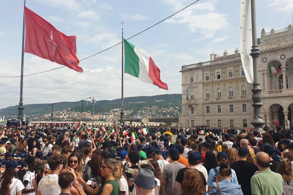 🇮🇹
211° anniversario della fondazione dell’Arma dei #Carabinieri. 
Al servizio dei cittadini, presenza insostituibile per la sicurezza delle nostre comunità, presidio costante di legalità, vicinanza e protezione.

Grazie per tutto ciò che fate.
Nei secoli fedele