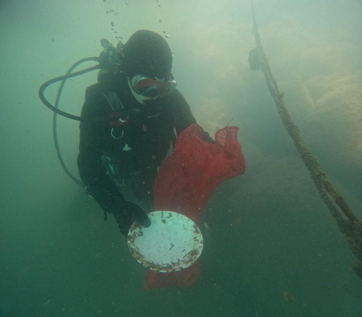 Sahil Güvenlik Kuzey Ege Grup Komutanlığı Degak Timleri tarafından "5 Haziran Dünya Çevre Günü"  kapsamında deniz çevresinin korunmasına ve geliştirilmesine ilişkin bilincin arttırılması maksadıyla deniz dibi temizlik faaliyetleri icra edildi.