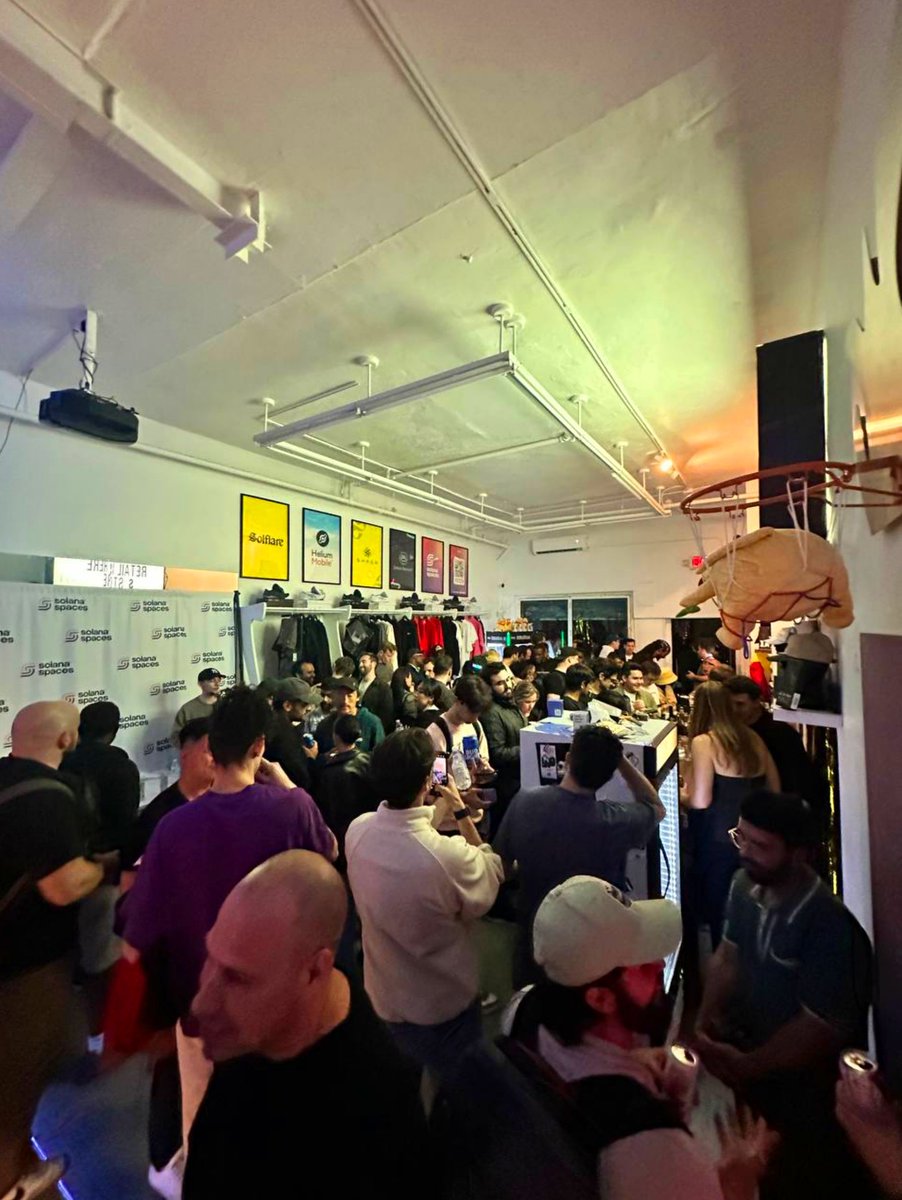 solanaspaces's tweet photo. Part of our mission at Solana Spaces is amplifying + enabling creators to bring their ideas to life. 

We met SO MANY amazing people at our Accelerate NYC pop-up, selling a wide range of products, from kids' books to hoodies, DePIN devices to hats, and everything in between. https://t.co/ZAJWUih88z