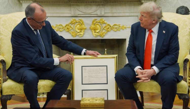 Cleverer Schachzug, das Gastgeschenk für #Trump nicht in Nussbaum oder Silber zu rahmen, sondern in Mar-a-Lago-Gold