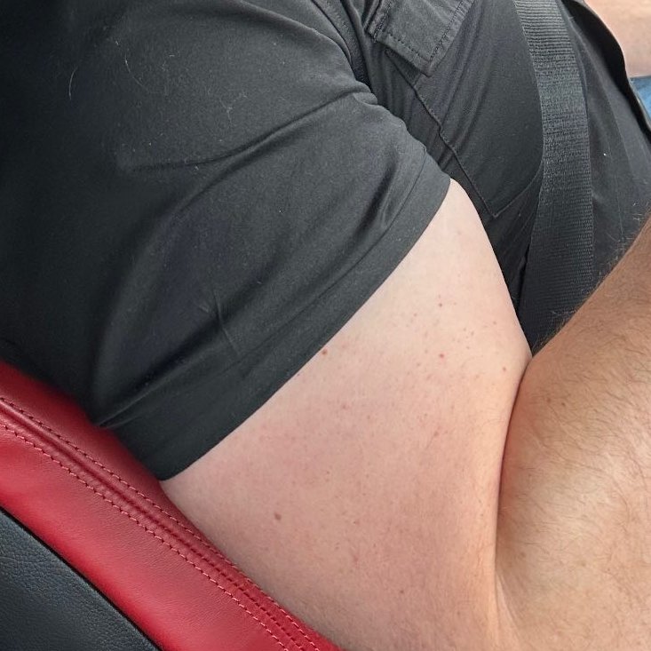 games878787's tweet photo. Como apriete el brazo su camiseta explota https://t.co/M8FAp0bDXB