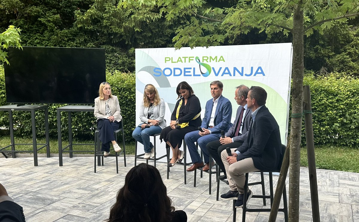 BojanPožar (@bojanpozar) on Twitter photo Pravkar na vrtu Hotela Čad: <a href="/sodelujmo/">Platforma Sodelovanja</a>. Precej ljudi in zanimivih in znanih obrazov, tudi vreme jim gre zelo na roko. Pravkar na vrtu Hotela Čad: <a href="/sodelujmo/">Platforma Sodelovanja</a>. Precej ljudi in zanimivih in znanih obrazov, tudi vreme jim gre zelo na roko.