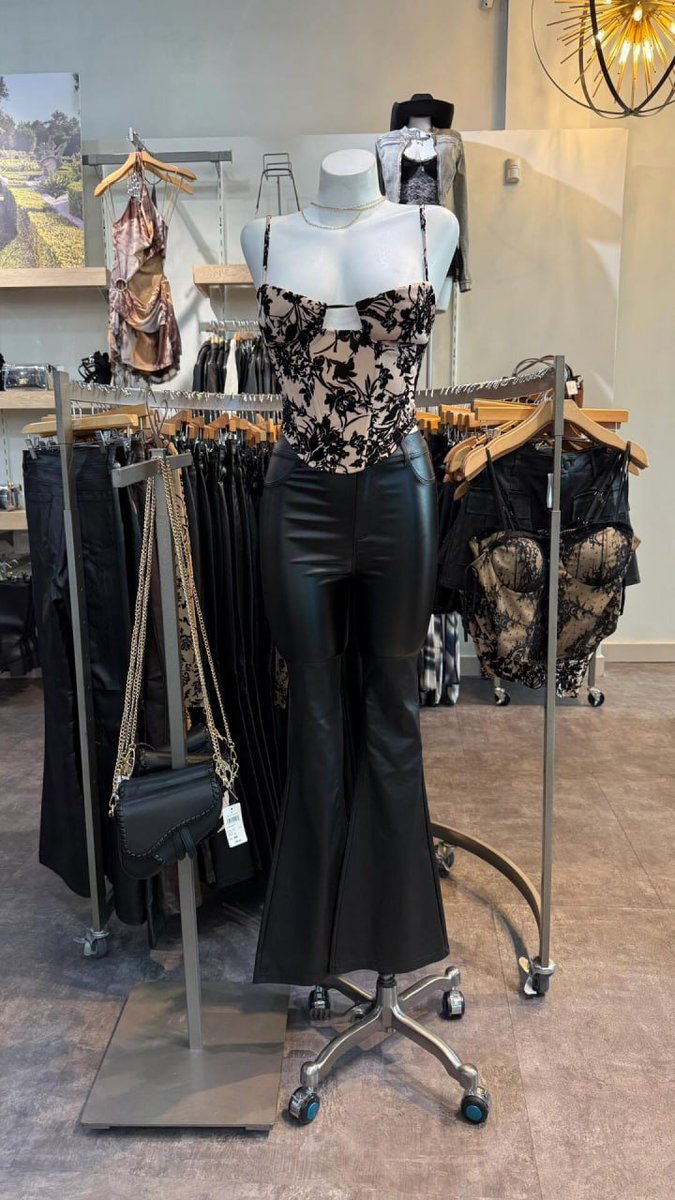 Queen22Lin's tweet photo. #Los Angeles #mall #shopping #shopping #clothes
California Outlets Los Angeles shopping hot girl outfit American sweet and spicy style. https://t.co/7uHtQMSp5R