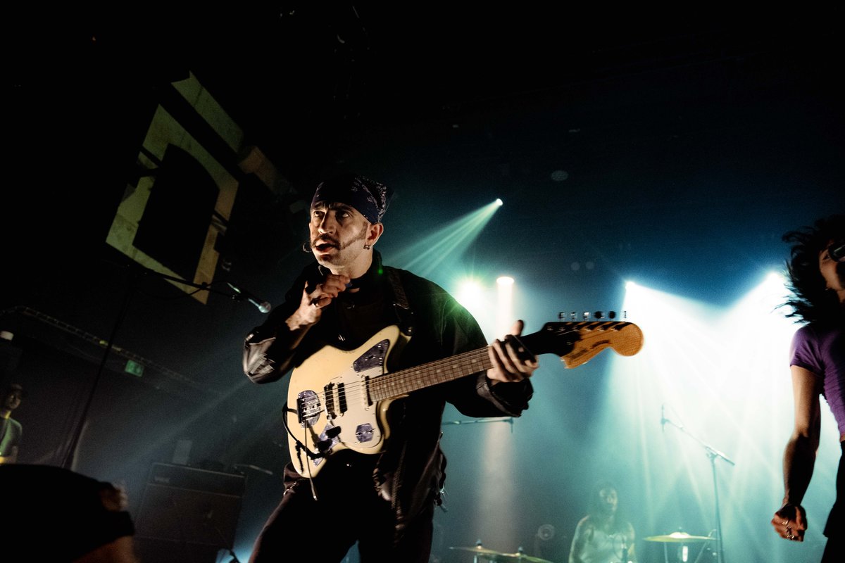 benindaplace's tweet photo. Ménades = pur banger en live https://t.co/vFp2UAJc7p