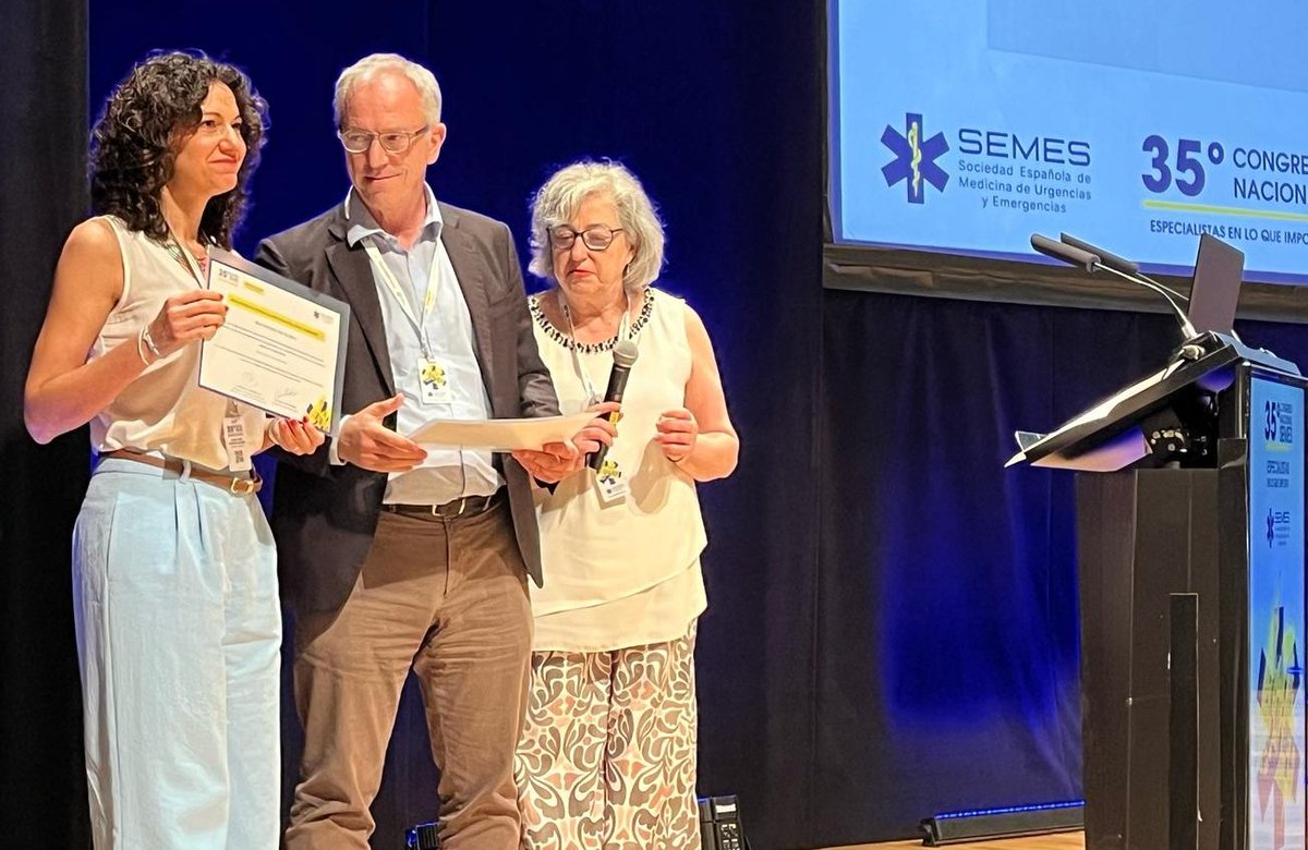 DoctoraFortuny's tweet photo. 💙⚕️Todo un honor recibir la Beca FEMUE de ayuda a la investigación Juan Armengol en #SEMES2025 ¡Gracias por apoyar la investigación para mejorar la calidad de atención a nuestros pacientes en #Urgencias y a mis compañeras urgenciólogas que me acompañan en este desafío!💪🏽😊 https://t.co/sOAEXkZHQ0