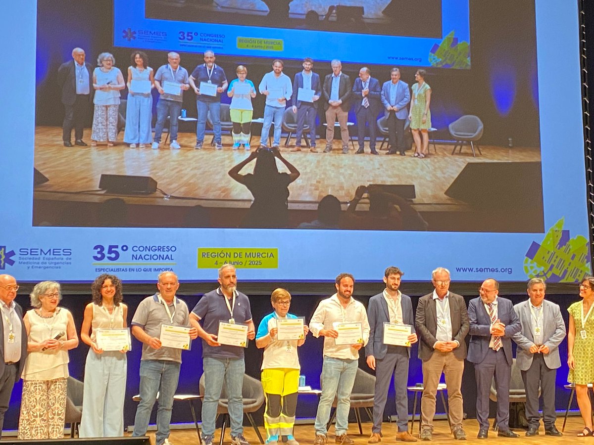 💙⚕️Todo un honor recibir la Beca FEMUE de ayuda a la investigación Juan Armengol en #SEMES2025 ¡Gracias por apoyar la investigación para mejorar la calidad de atención a nuestros pacientes en #Urgencias y a mis compañeras urgenciólogas que me acompañan en este desafío!💪🏽😊
