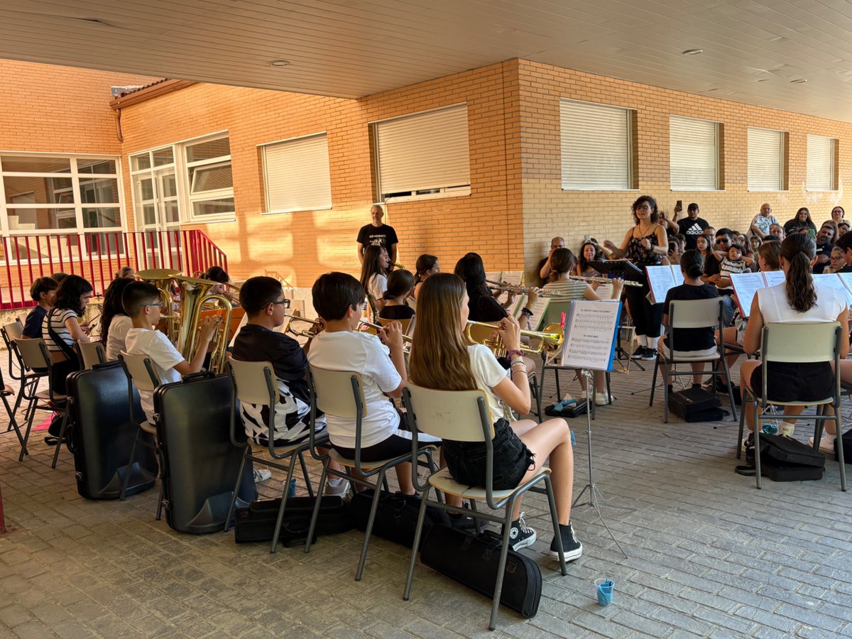 ClassbandParla's tweet photo. !Mirad cuánto público tiene nuestra #Classband de 1°ESO! En su 1er curso de toma de contacto con instrumentos sinfónicos nuestros chicos y chicas han hecho un trabajo maravilloso. !Enhorabuena también a su profe Vicky y al Departamento de Música del @IESCopernico! https://t.co/jCrpi8b5af