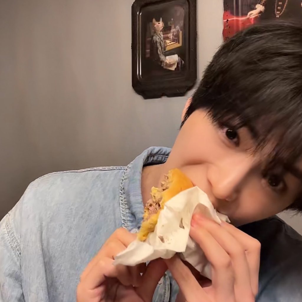 ftyangz's tweet photo. cutiepie heng eating a burger 🍔 https://t.co/41VFCKo0YK