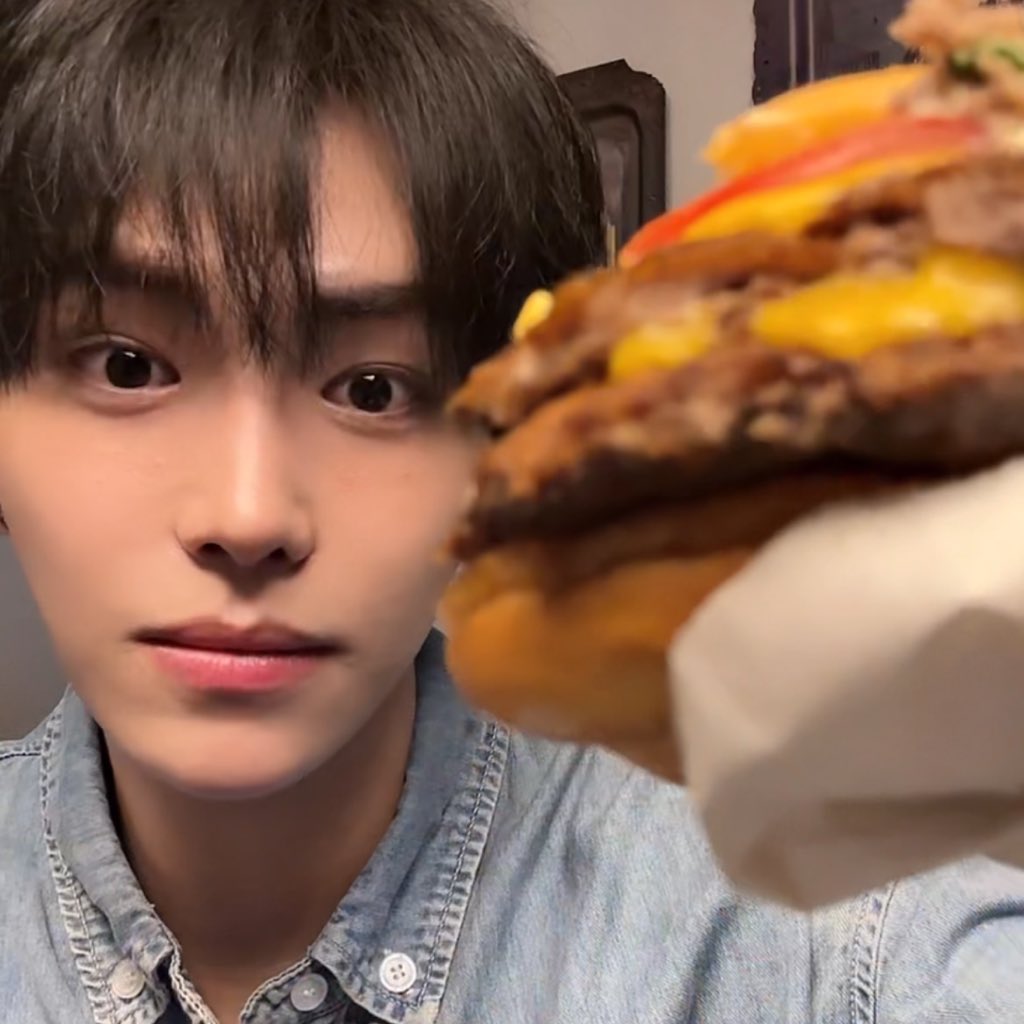 ftyangz's tweet photo. cutiepie heng eating a burger 🍔 https://t.co/41VFCKo0YK