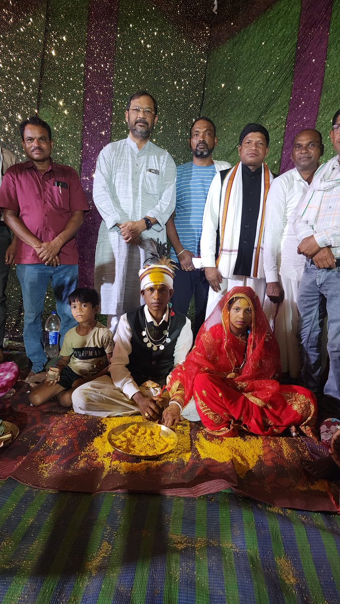 rtaicc's tweet photo. ग्राम मरदापोटी के सरपंच एवं कांग्रेस के आदिवासी नेता श्री राजेश भास्कर के भांजे के वैवाहिक कार्यक्रम में शामिल होकर वर वधू को आशीर्वाद दिया। https://t.co/mdaJp1qa8h