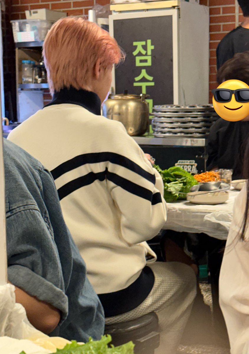 POPCORNBOBO323's tweet photo. op met RENJUN at the bbq restaurant today 🥩

Pink Hair babe 🤲🏻🤲🏻🤲🏻 https://t.co/0jdX0B0hYs