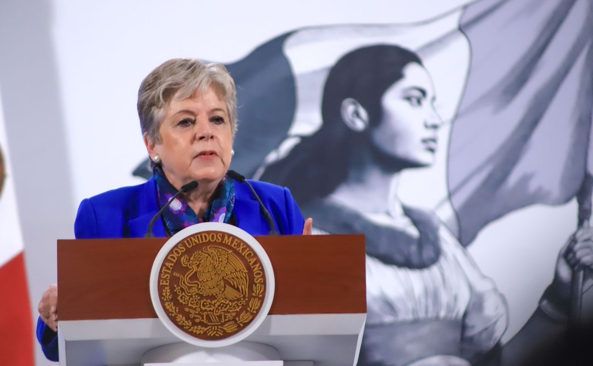 SEMARNAT_mx's tweet photo. 📍#MañaneraDelPueblo, Palacio Nacional | Con motivo del #DíaDelMedioAmbiente y del 25 aniversario de la Semarnat, la secretaria @aliciabarcena presentó junto a la presidenta @Claudiashein, la nueva Estrategia Nacional de Limpieza de Playas y Costas, que busca restaurar nuestros ecosistemas costeros y marca una nueva etapa en la política ambiental del país. 🌊🌱

La titular de medio ambiente, @aliciabarcena, mencionó que “Lo que queremos es que nuestras playas, costas y mares sean realmente nuestras, que nos apropiemos de ello. La presidenta (@Claudiashein), además, nos ha invitado a que las hagamos públicas, a que sean áreas de soberanía, de bienes públicos y de desarrollo.”

Abrimos hilo 🧵