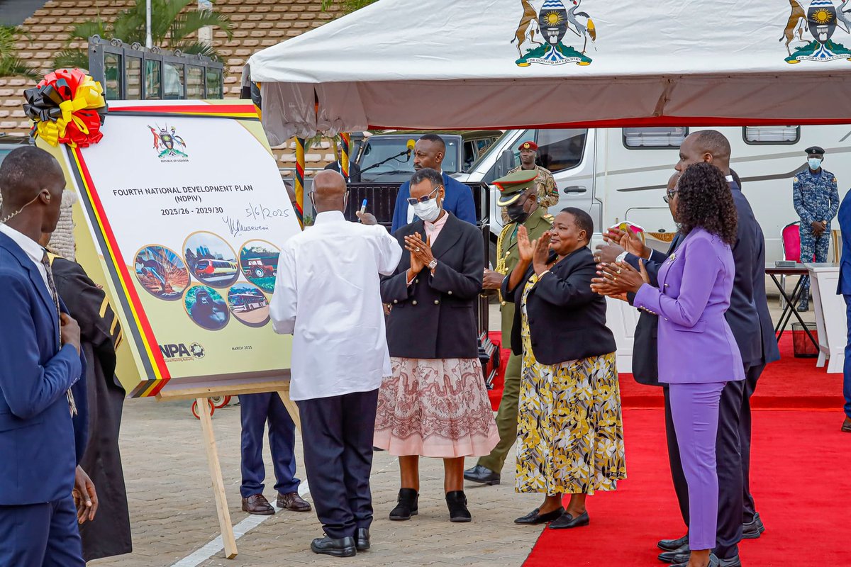 Uganda Chamber of Energy & Minerals (@ugandachamber) on Twitter photo 📢Earlier today!
Following the approval of the National Development Plan IV (NDPIV) by the Parliament of Uganda, the President of the Republic of Uganda, H.E. <a href="/KagutaMuseveni/">Yoweri K Museveni</a> has launched the NDPIV for the years 2025/26 to 2029/30 this afternoon during the State of the Nation 📢Earlier today!
Following the approval of the National Development Plan IV (NDPIV) by the Parliament of Uganda, the President of the Republic of Uganda, H.E. <a href="/KagutaMuseveni/">Yoweri K Museveni</a> has launched the NDPIV for the years 2025/26 to 2029/30 this afternoon during the State of the Nation