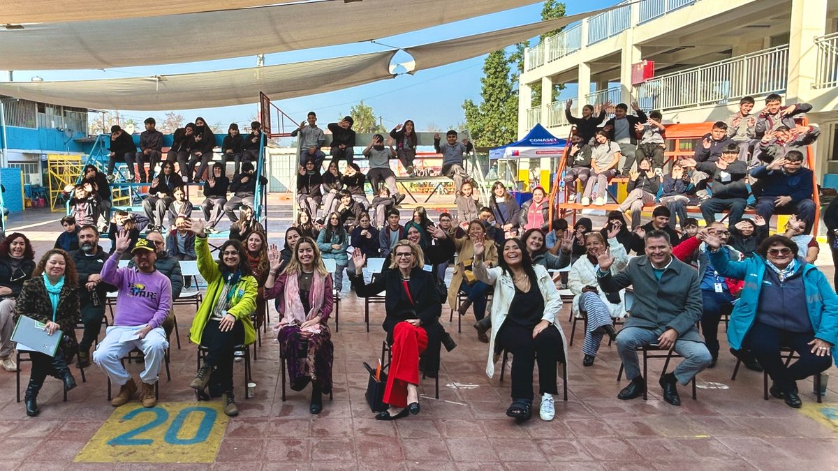 DTPM (@dtpmet) on Twitter photo En el marco de #MayoVital 🎗️ la directora DTPM, Paola Tapia; la embajadora de Países Bajos (<a href="/EmbChileNL/">EmbChile Países Bajos</a>), Elke Merks-Schaapveld, @Conaset, @AlcaldiaBici_RM y Metbus, encabezan jornada educativa sobre convivencia vial y avances de <a href="/Red_Movilidad/">Red Movilidad</a> en el Colegio San Genaro de Renca. En el marco de #MayoVital 🎗️ la directora DTPM, Paola Tapia; la embajadora de Países Bajos (<a href="/EmbChileNL/">EmbChile Países Bajos</a>), Elke Merks-Schaapveld, @Conaset, @AlcaldiaBici_RM y Metbus, encabezan jornada educativa sobre convivencia vial y avances de <a href="/Red_Movilidad/">Red Movilidad</a> en el Colegio San Genaro de Renca.
