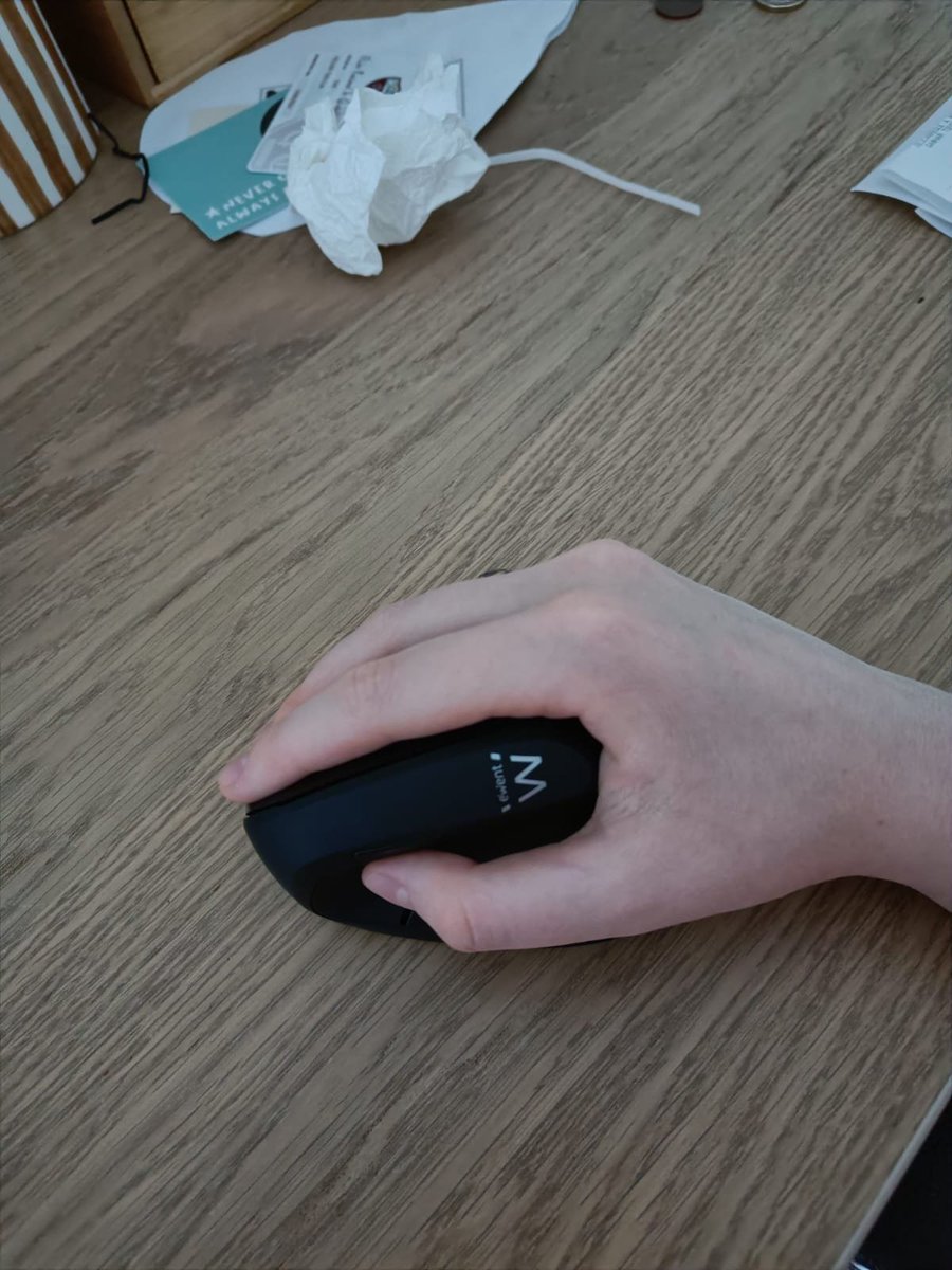 купил вертикальную мышб правильного размера. на фото обычная vs. новая.