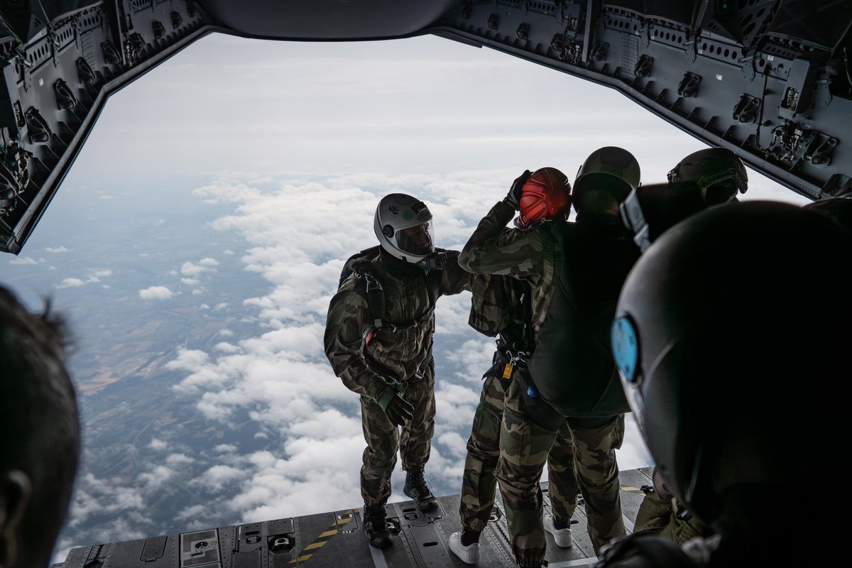 YaelBRAUNPIVET's tweet photo. Sauter en parachute avec le 3e régiment de parachutistes d’infanterie de marine : c’est fait ✅🪂 https://t.co/XQj9aAztBd