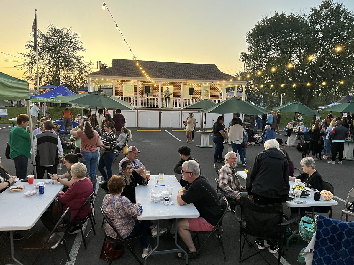 CVRailTrail's tweet photo. Another beautiful forecast for First Fridays! ❤️ 🇺🇸 Bring some friends and enjoy the warm sun 🌞 hot food 🍗🌭 and cold drinks 🍷 🍺 while you listen to great live music. 🎶🎸🎤

https://t.co/6C7d8iFNfi

https://t.co/c5LXdmMMxF https://t.co/IIxA892Np7