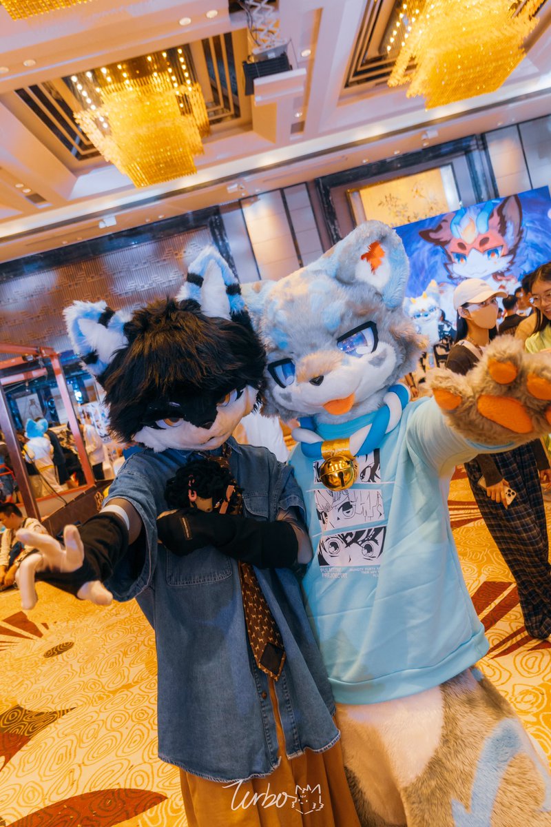 #FursuitFriday
跟最爱的男神❤️
📷：<a href="/Max_Turbo_Wolf/">兔啵Turbo→绒萌</a> 
🐆：<a href="/UNA_NIKA/">UNA🔜得闲兽聚🔜冬兽聚</a>