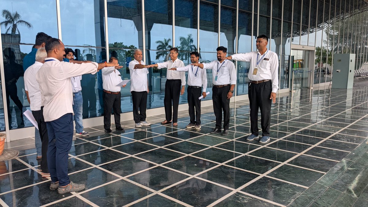 आज दिनांक 05.06.2025, #WorldEnvironmentDay2025 के उपलक्ष्य मे <a href="/aaipbrairport/">PORBANDAR AIRPORT</a> पर पर्यावरण को बचाने के लिए एवं पर्यावरण के अनुकूल आदतों और व्यवहारों के महत्व के विषय मे अन्य लोगों को प्रेरित करने हेतु प्रतिज्ञा ली गई।
<a href="/AAI_Official/">Airports Authority of India</a> 
<a href="/aairedwr/">Regional Executive Director WR</a>