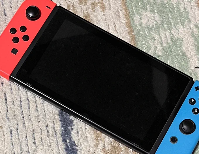 丸ごと移動により空っぽになった初代Switch おそらくもう触ることはないであろう けど思い出は本物だ 今夜は一緒に寝るとするよ