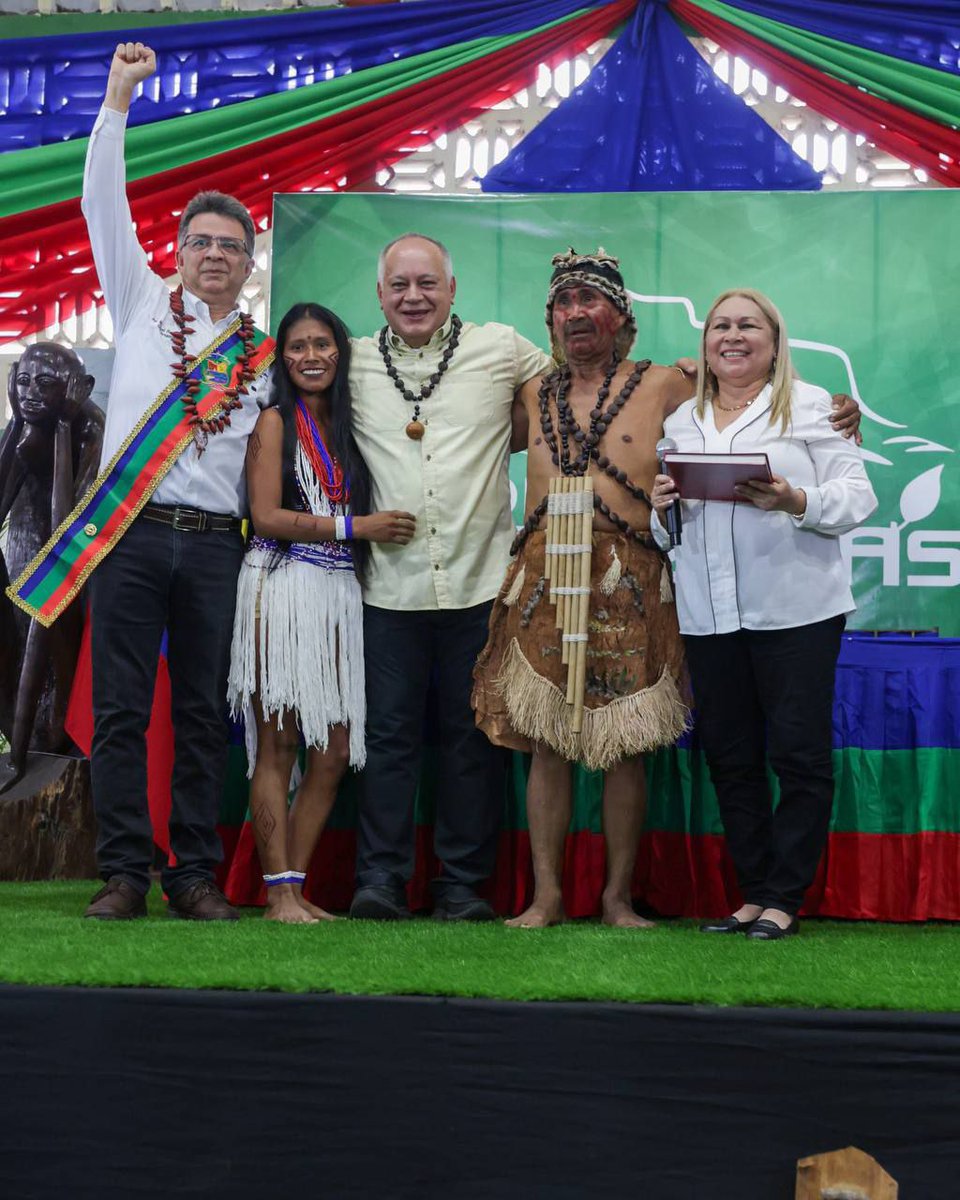 ConElMazoDando's tweet image. 🗣️ “Cada victoria de la Patria es una derrota al fascismo”, afirmó el secretario general del PSUV, Diosdado Cabello Rondón, al referirse al triunfo del Pueblo en las elecciones del #25M🗳️🇻🇪

📍 Desde Puerto Ayacucho, durante la juramentación del gobernador Miguel Rodríguez,