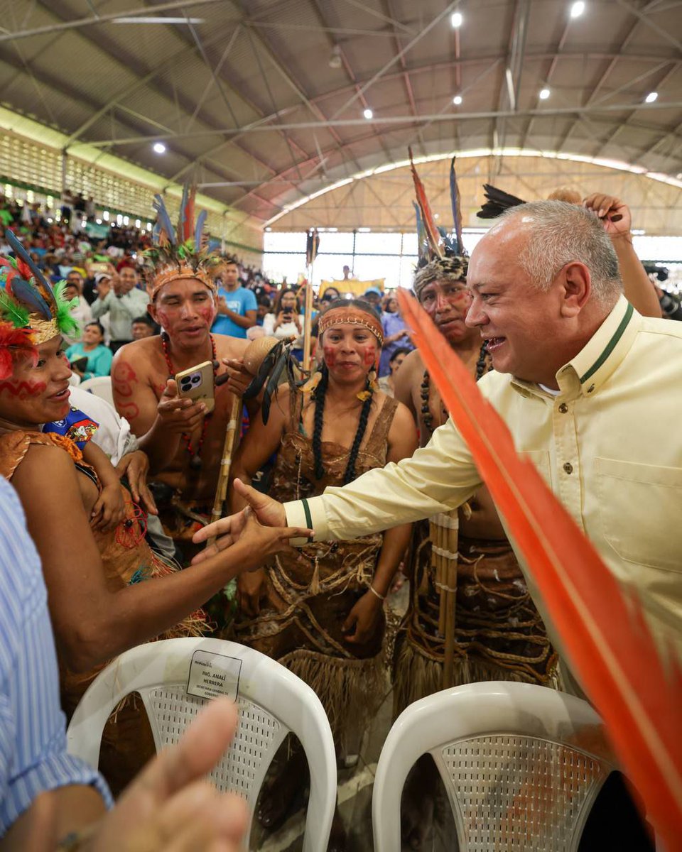 ConElMazoDando's tweet image. 🗣️ “Cada victoria de la Patria es una derrota al fascismo”, afirmó el secretario general del PSUV, Diosdado Cabello Rondón, al referirse al triunfo del Pueblo en las elecciones del #25M🗳️🇻🇪

📍 Desde Puerto Ayacucho, durante la juramentación del gobernador Miguel Rodríguez,