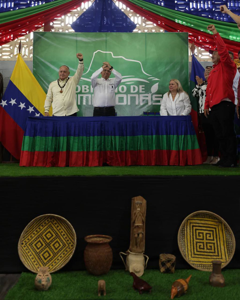 ConElMazoDando's tweet image. 🗣️ “Cada victoria de la Patria es una derrota al fascismo”, afirmó el secretario general del PSUV, Diosdado Cabello Rondón, al referirse al triunfo del Pueblo en las elecciones del #25M🗳️🇻🇪

📍 Desde Puerto Ayacucho, durante la juramentación del gobernador Miguel Rodríguez,