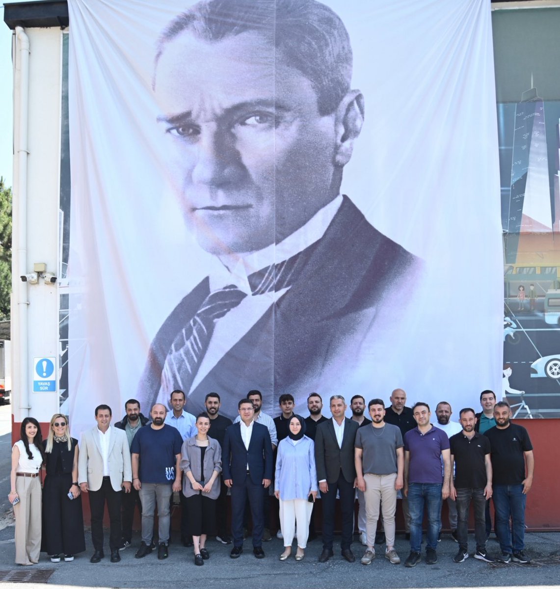 Genel Müdürümüz Sayın <a href="/aliarzuman/">Ali Arzuman</a>, tüm operasyon noktalarımızdaki ekip arkadaşlarımızla bir araya gelerek bayramlaşma ziyaretleri gerçekleştirdi. 

Alibeyköy yerleşkemizdeki bayramlaşma programında İBB Ulaşım Grubu Başkanı Sayın Dr. <a href="/ozisoy/">Dr. Özgür Soy</a> da bizlere eşlik etti. 

Tüm çalışma