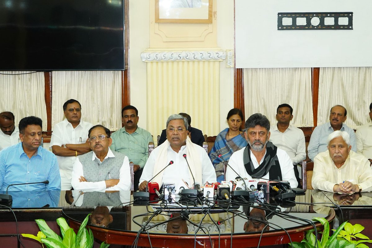 CM of Karnataka (@cmofkarnataka) on Twitter photo ಮುಖ್ಯಮಂತ್ರಿ <a href="/siddaramaiah/">Siddaramaiah</a> ಅವರು ಇಂದು ಸಚಿವ ಸಂಪುಟ ಸಭೆಯ ನಂತರ ವಿಧಾನಸೌಧದ ಸಮ್ಮೇಳನ ಸಭಾಂಗಣದಲ್ಲಿ ನಡೆಸಿದ ಸುದ್ದಿಗೋಷ್ಠಿಯ ಮುಖ್ಯಾಂಶಗಳು:
· ಆರ್ಸಿಬಿ ಸಂಭ್ರಮಾಚರಣೆಯ ಸಂದರ್ಭದಲ್ಲಿ ನಡೆದ ಕಾಲ್ತುಳಿತ ಘಟನೆ ದು:ಖಕರವಾಗಿದ್ದು, ಮೃತಪಟ್ಟವರಿಗೆ ಮತ್ತೊಮ್ಮೆ ಸಂತಾಪ ಸೂಚಿಸುತ್ತಿದ್ದೇನೆ. ಇಂದು ಎಂದಿನಂತೆ ನಡೆದ ಸಚಿವ ಸಂಪುಟ ಸಭೆಯಲ್ಲಿ ಮುಖ್ಯಮಂತ್ರಿ <a href="/siddaramaiah/">Siddaramaiah</a> ಅವರು ಇಂದು ಸಚಿವ ಸಂಪುಟ ಸಭೆಯ ನಂತರ ವಿಧಾನಸೌಧದ ಸಮ್ಮೇಳನ ಸಭಾಂಗಣದಲ್ಲಿ ನಡೆಸಿದ ಸುದ್ದಿಗೋಷ್ಠಿಯ ಮುಖ್ಯಾಂಶಗಳು:
· ಆರ್ಸಿಬಿ ಸಂಭ್ರಮಾಚರಣೆಯ ಸಂದರ್ಭದಲ್ಲಿ ನಡೆದ ಕಾಲ್ತುಳಿತ ಘಟನೆ ದು:ಖಕರವಾಗಿದ್ದು, ಮೃತಪಟ್ಟವರಿಗೆ ಮತ್ತೊಮ್ಮೆ ಸಂತಾಪ ಸೂಚಿಸುತ್ತಿದ್ದೇನೆ. ಇಂದು ಎಂದಿನಂತೆ ನಡೆದ ಸಚಿವ ಸಂಪುಟ ಸಭೆಯಲ್ಲಿ