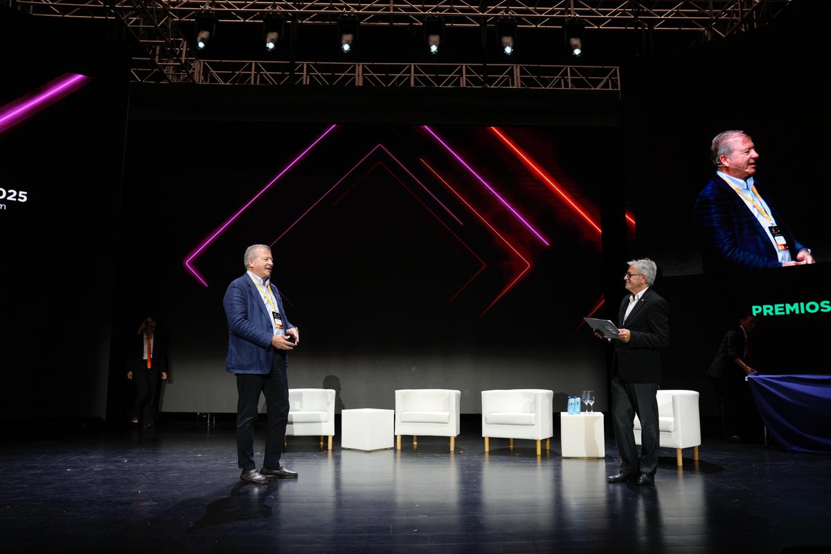 🏆 ¡Comienza la Ceremonia de entrega de Premios #DigitalTourist25!
Presenta <a href="/Adolfo_Borrero/">Adolfo Borrero</a>, presidente de la Comisión de Smart Cities de <a href="/AMETIC_es/">AMETIC</a>.
 
Un reconocimiento al esfuerzo, la innovación y la excelencia de los actores que están transformando el turismo a través de la