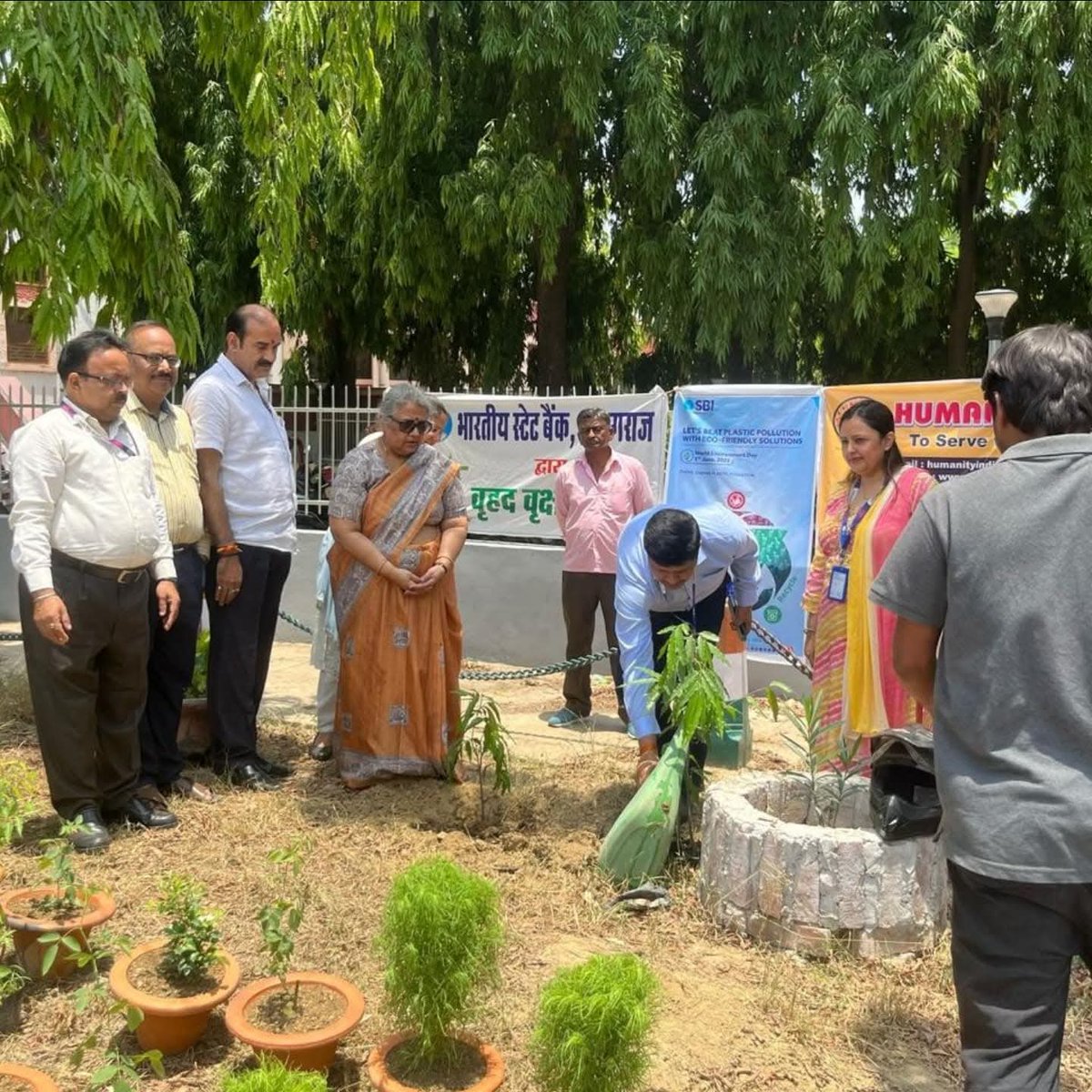 HUMANITYInTrust's tweet photo. विश्व पर्यावरण दिवस के अवसर पर मोतीलाल नेहरू मेडिकल कॉलेज परिसर में भारतीय स्टेट बैंक एवं ह्यूमनिटी इंडिया ट्रस्ट के संयुक्त तत्वावधान में एक वृक्षारोपण कार्यक्रम का आयोजन किया गया।  #GoGreen #GreenEarth #Plantation #HumanityIndiaTrust #SBI #statebankofindia🇮🇳 https://t.co/KdMQZZ6482