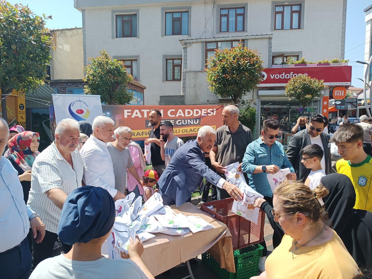 GebzeTicOdasi's tweet photo. Gebze Ticaret Odası olarak, her Arife Günü olduğu gibi bu Arife Günü de yöresel değerimiz ve coğrafi işaretli ürünümüz olan Gebze Çöreğimizi, Gebze, Darıca, Çayırova ve Dilovası’nda vatandaşlarımızla buluşturduk. https://t.co/ql7w7TJAXc