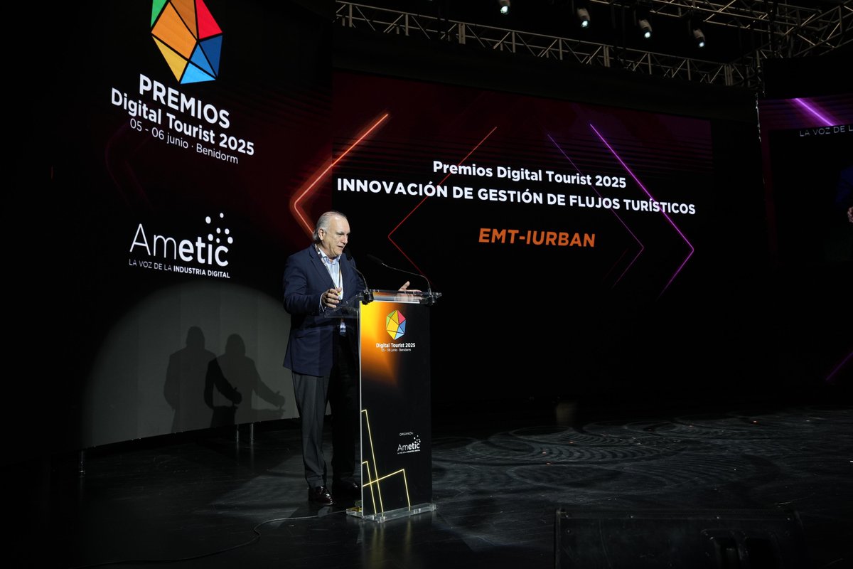 AMETIC_es's tweet photo. 🏆 Turno para el Premio a la Innovación en la Gestión de Flujos Turísticos.
🎉 Y el galardón es... para EMT-IURBAN, por su proyecto para potenciar el uso del autobús público entre turistas y reducir la huella de carbono.
Recoge el premio Alfonso Sánchez Vicente, director gerente de @EMTmadrid, acompañado por el CEO de @IURBAN_es.
💬 "Este proyecto demuestra cómo la innovación en movilidad puede ser clave para un turismo más sostenible", destaca Alfonso Sánchez.
 
Un reconocimiento al compromiso con el medioambiente y la eficiencia en la movilidad turística.
 
#DigitalTourist25 #DT2025