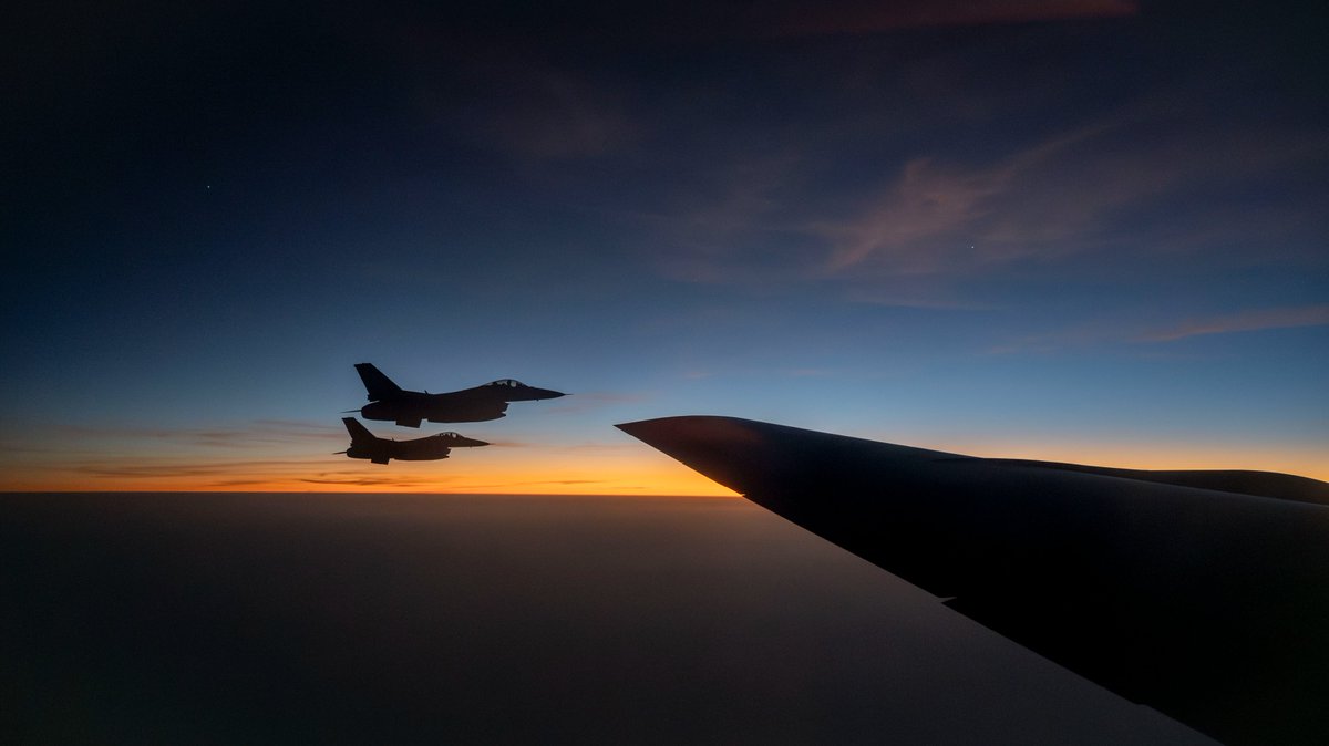 طائرات إف-16 فايتنغ فالكون التابعة للقوات الجوية الأمريكية تقوم بالتحليق في نطاق مسؤولية #القيادة_المركزية_الأمريكية (#سنتكوم) في 25 مايو/أيار 2025، خلال دورية جوية روتينية.
 تُعد هذه الدوريات جزءاً أساسياً من جهود ردع العدوان وتعزيز الوضع الدفاعي في المنطقة.
تُعرف طائرات الـ