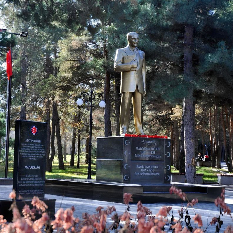Kırgızistan'ın başkenti Bişkek'te bulunan  Atatürk Parkı.❤️

Teşekkürler Kırgızistan/Bişkek..🙏