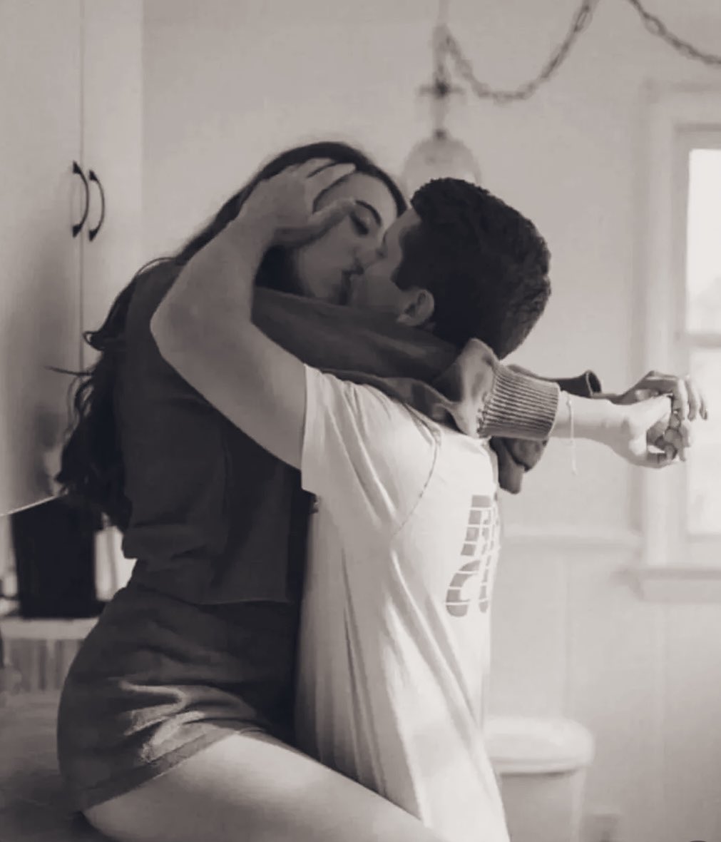 "Algún día la vida será demasiado buena conmigo, y podré despertar prendida de tus labios, bien cerquita de tu corazón, con tus manos en mis manos y haciéndote el amor".ca💜